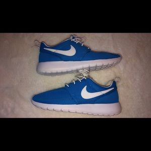 Blue nike roshes